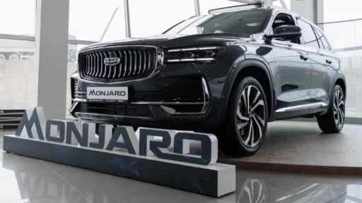 Geely Monjaro у дилера в автосалоне GEELY БИЗНЕС КАР Каширский сбоку спереди