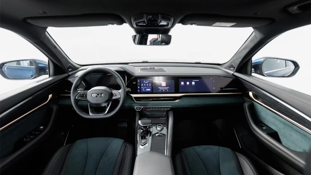 Geely Monjaro у дилера в автосалоне GEELY БИЗНЕС КАР Каширский салон интерьер