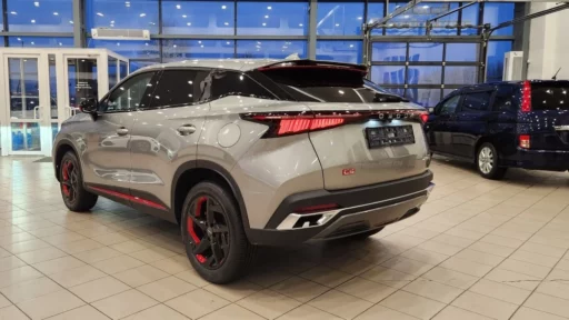 Omoda C5 дилер автосалон Мотор Котлас смотрят в сторону