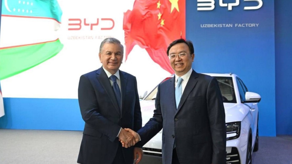Президент Узбекистана Шавкат Мирзиёев и глава BYD Ван Чуаньфу на заводе BYD Uzbekistan Factory
