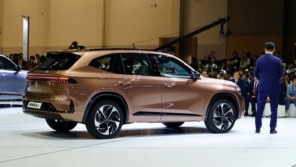 Кроссовер Renault Grand Koleos сбоку сзади geely monjaro