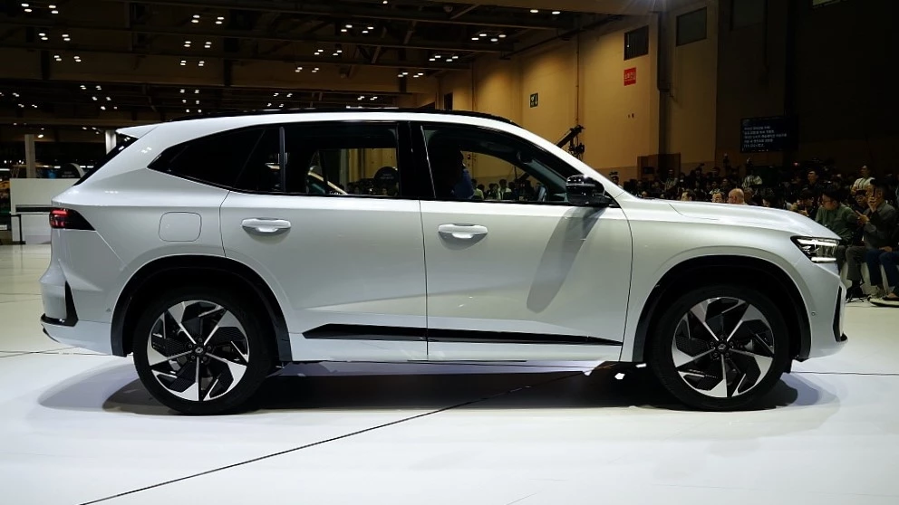 Кроссовер Renault Grand Koleos сбоку geely monjaro