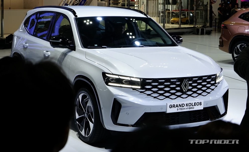 Кроссовер Renault Grand Koleos сбоку спереди geely monjaro