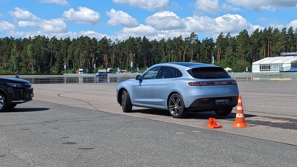 Seres M5 на автодроме ФСО сбоку сзади в динамике