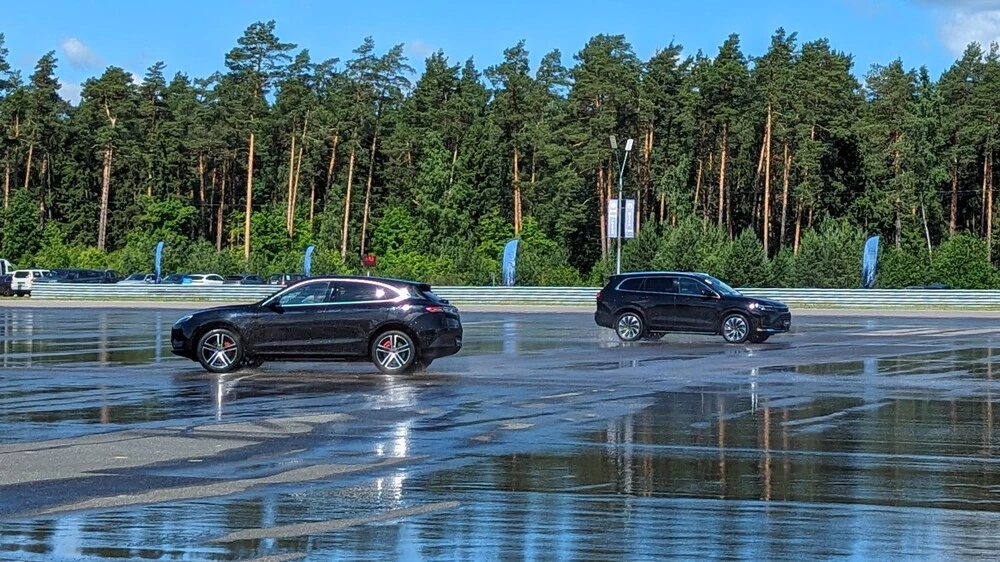 Seres M7 M5 на автодроме ФСО сбоку в динамике