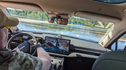 Seres M7 M5 на автодроме ФСО салон интерьер в динамике
