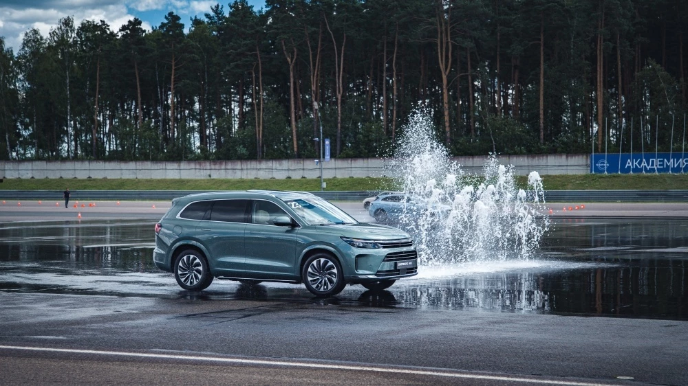 Seres M7 на автодроме ФСО спереди сбоку в динамике