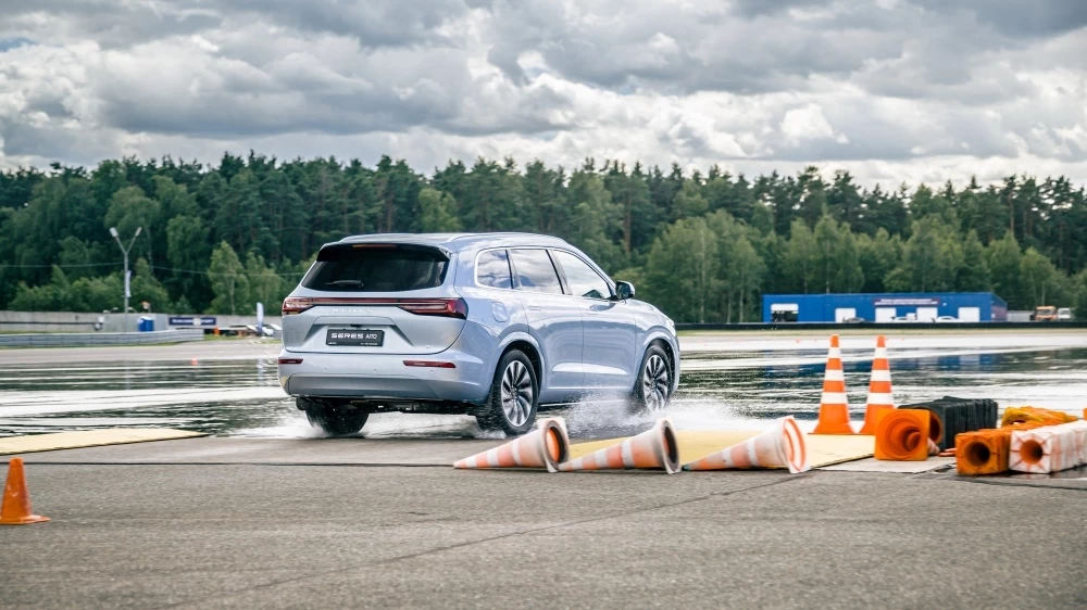 Seres M7 на автодроме ФСО сзади сбоку в динамике