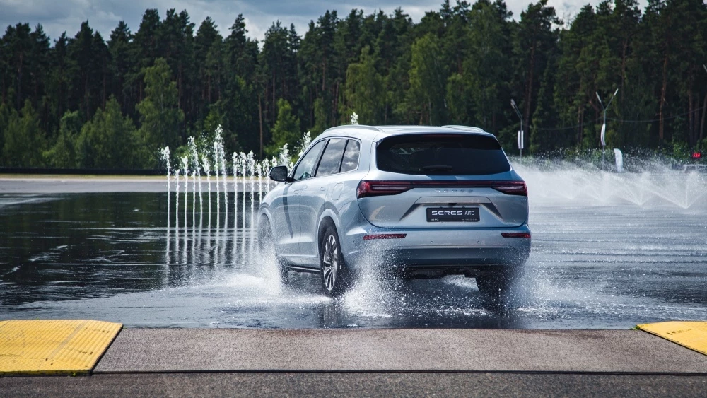 Seres M7 на автодроме ФСО сзади сбоку в динамике