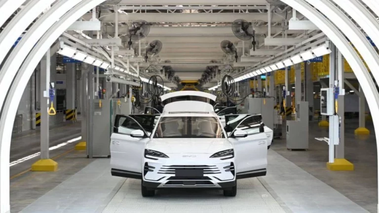 Кроссовер BYD Song Plus Champion спереди на заводе в Узбекистане