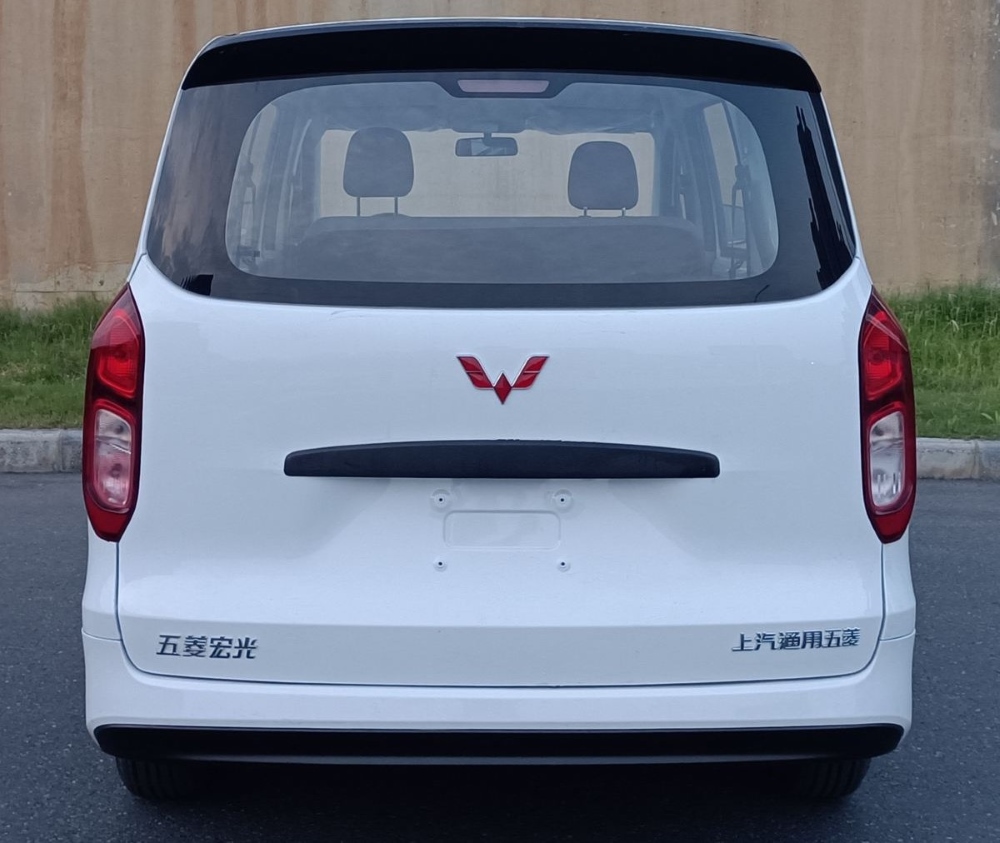 Минивэн Wuling Hongguang китайский ларгус сзади