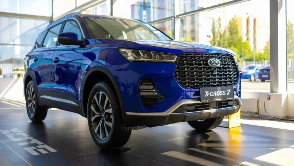 дилеры xcite в России автосалон купить X-cross 7 новый сбоку спереди