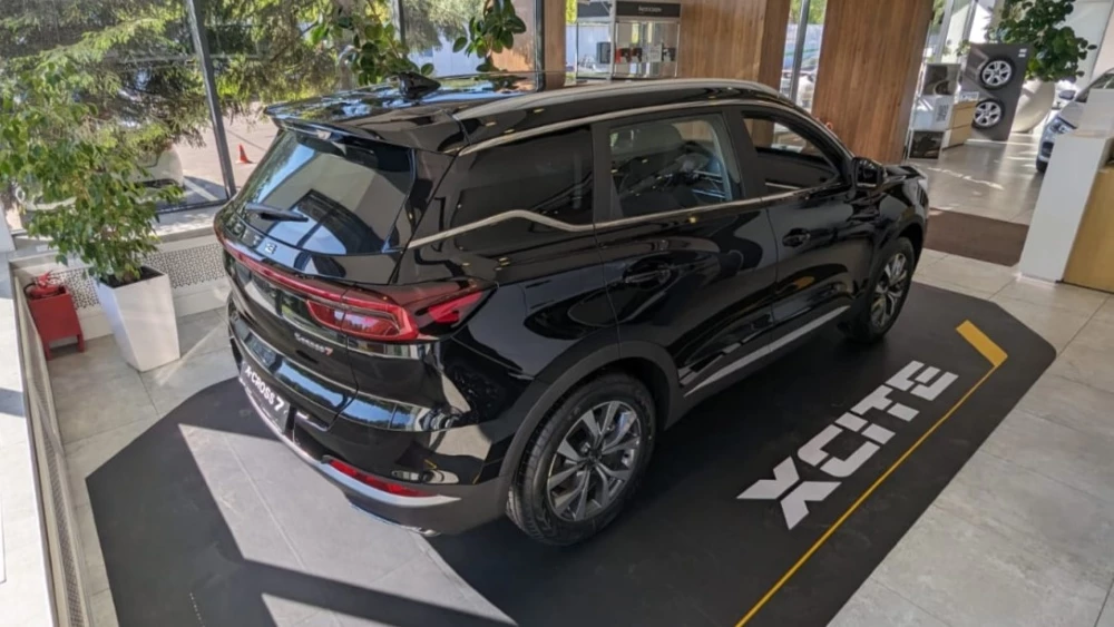 От Xcite X-Cross 7 до Xiaomi SU7. Все новинки недели в России Xcite X-Cross 7 сзади сбоку в автосалоне у дилера