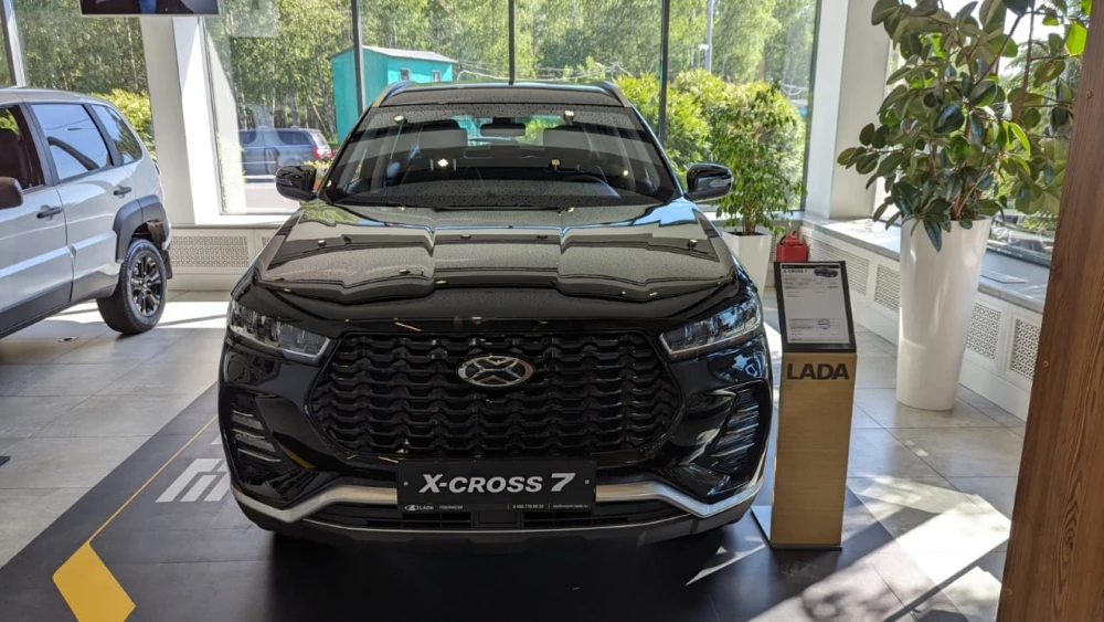 Xcite X-Cross 7 спереди в автосалоне у дилера
