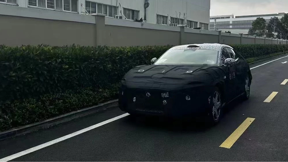 кроссовер xiaomi mx11 xu7 спереди на дороге фото камуфляж