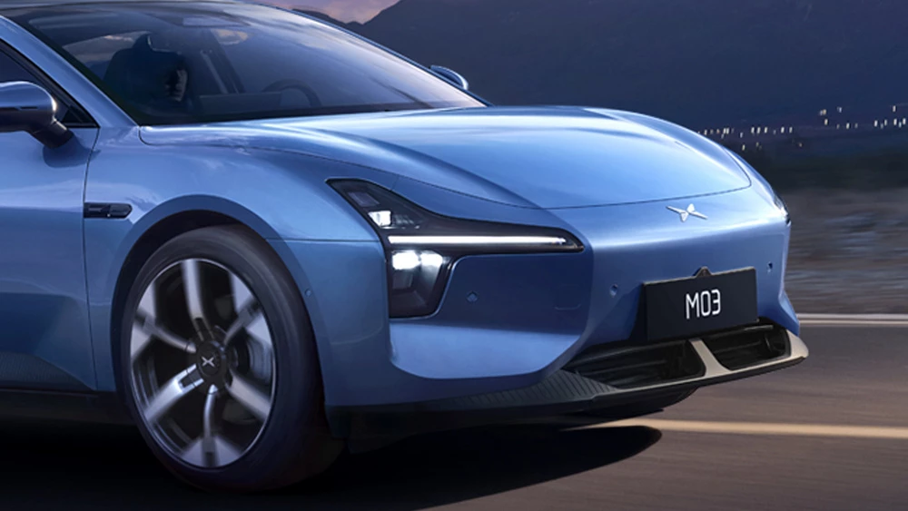 Электрический седан MONA M03 спереди
