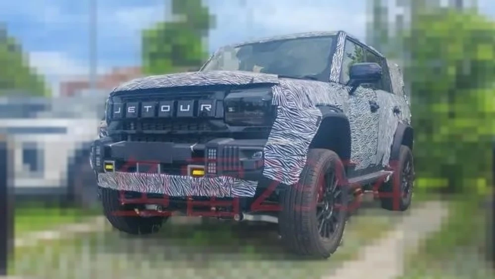 Jetour тестирует будущий рамный внедорожник. Что уже известно о новинке будущий Jetour T5 сбоку спереди