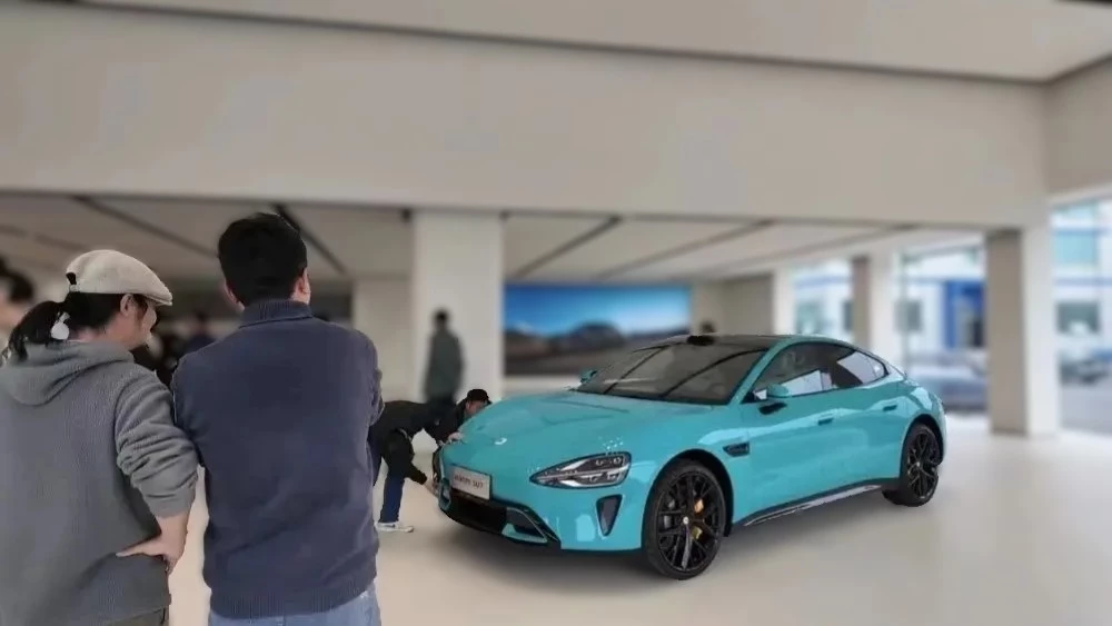 Xiaomi SU7 сбоку спереди