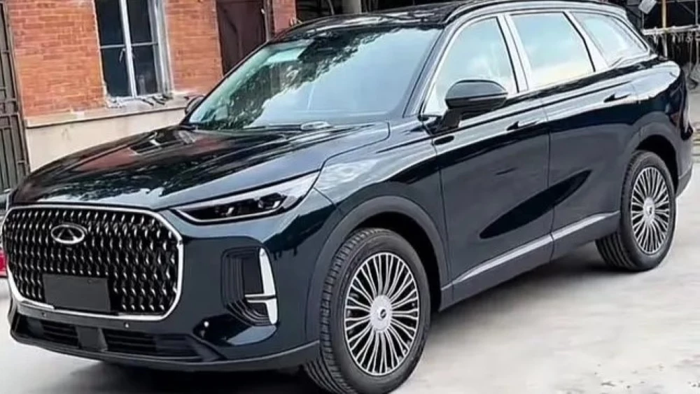 Кроссоверы Chery Tiggo 8L появились у дилеров в Китае. Комплектации уже известны кроссовер Chery Tiggo 8L спереди сбоку в Китае