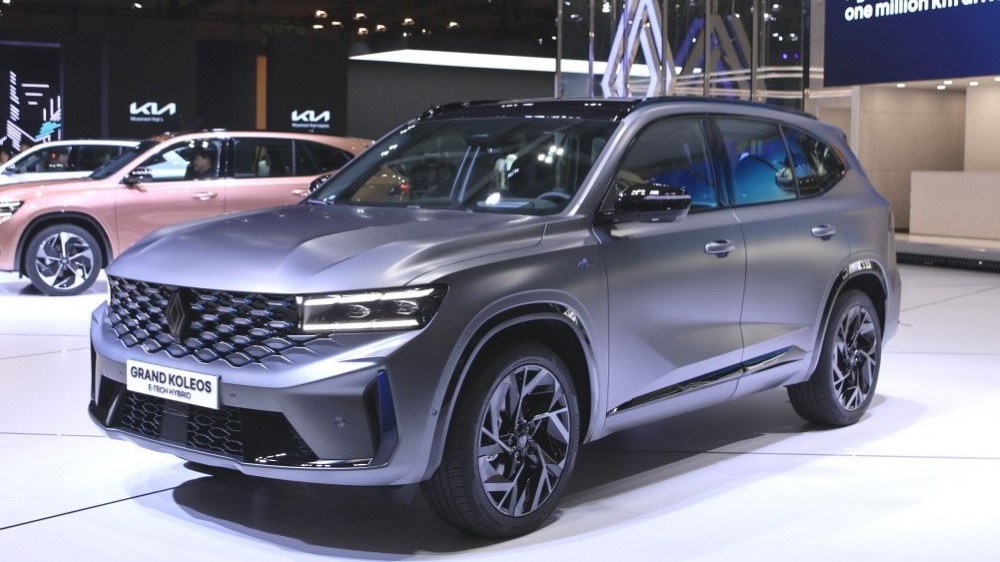 Кроссовер Renault Grand Koleos сбоку спереди