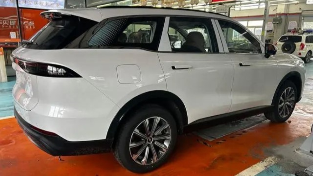 кроссовер Chery Tiggo 8L сбоку в Китае