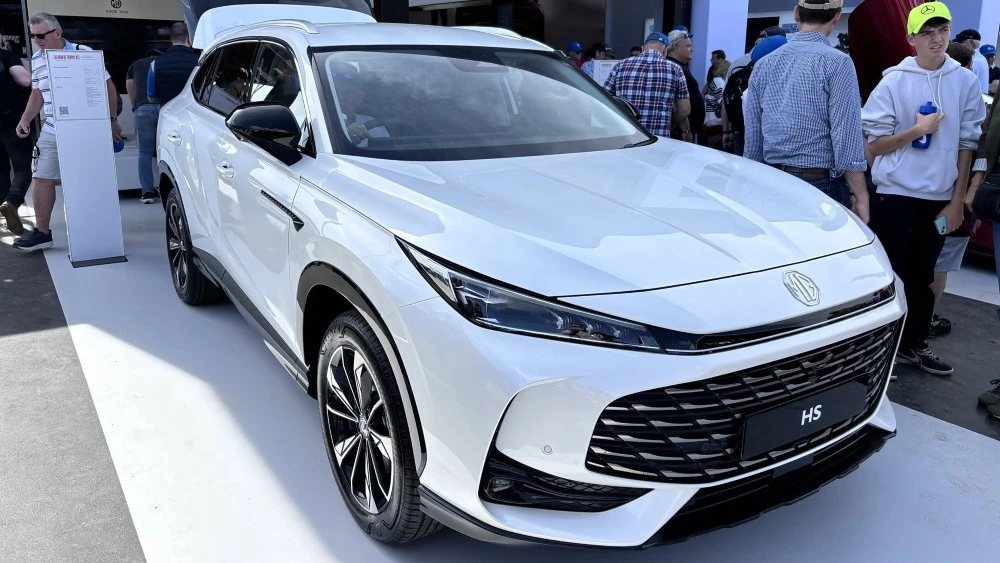 Кроссовер mg HS спереди сбоку белый