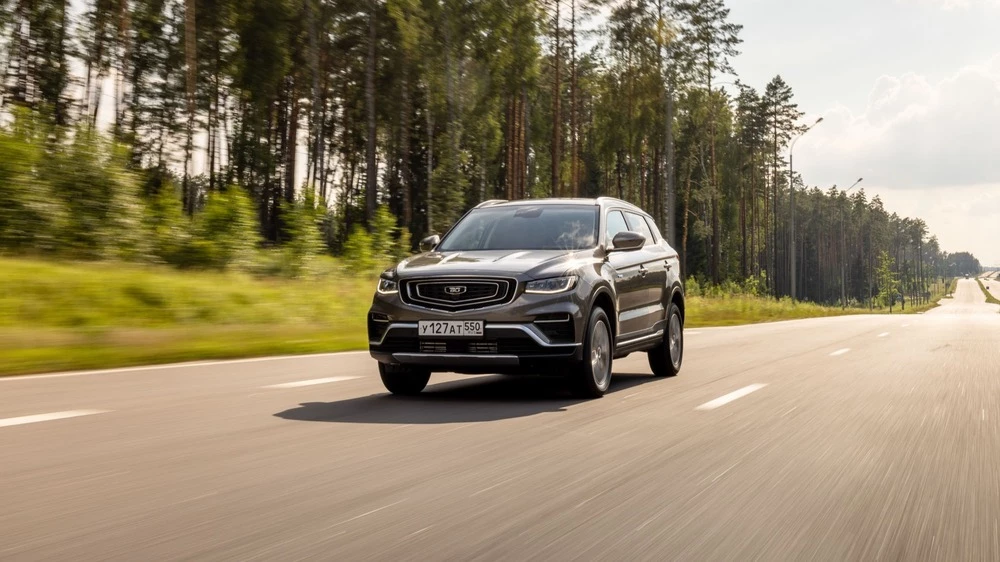 Belgee X70 сбоку спереди в динамике