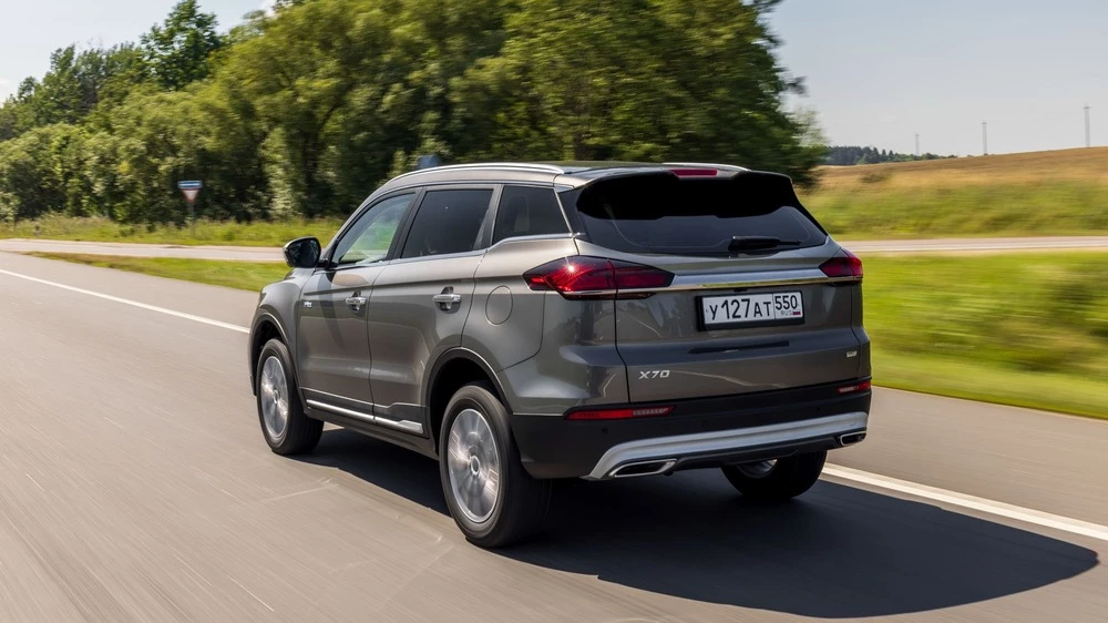 Belgee X70 сбоку сзади в динамике