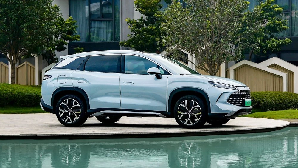 Кроссовер BYD Song L DM-i спереди сбоку