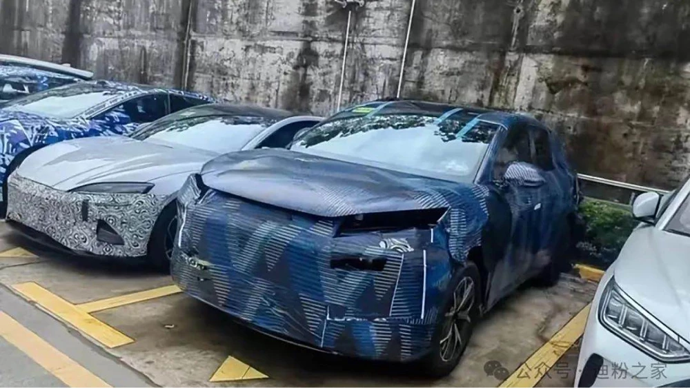 byd tang l кроссовер сбоку спереди камуфляж