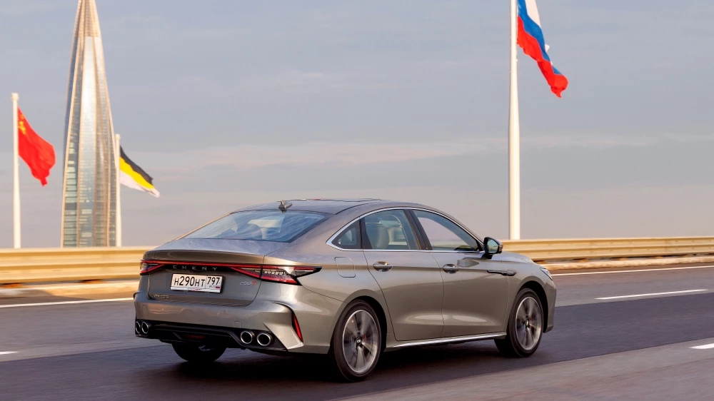 Chery Arrizo 8 комплектации сбоку сзади в динамике