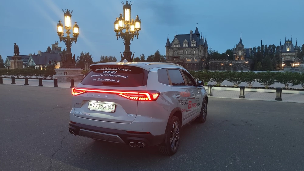 Chery Tiggo 8 Pro Max сзади сбоку вечерний свет