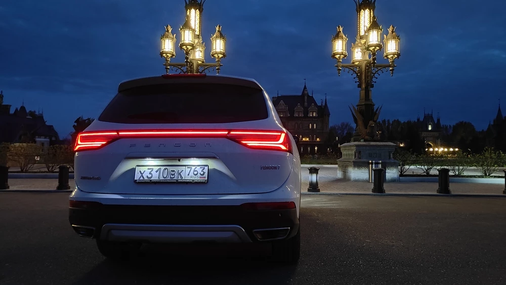 Dongfeng DFSK Fengon ix7 сзади сбоку вечерний свет