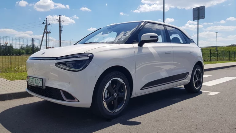 Dongfeng Box сбоку спереди в Беларуси электромобиль