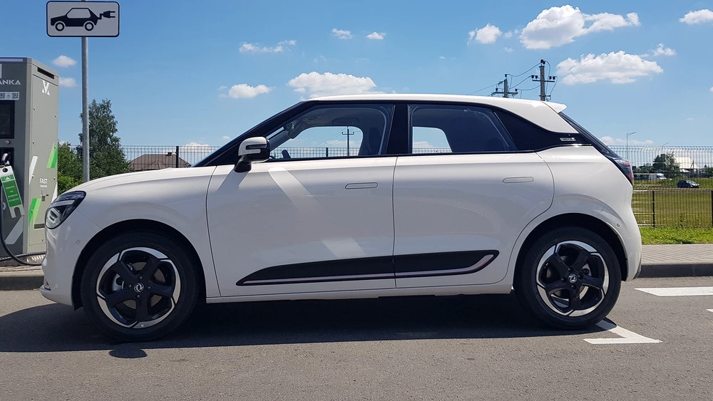 Dongfeng Box сбоку в Беларуси электромобиль