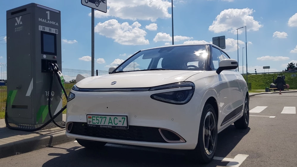 Dongfeng Box сбоку спереди в Беларуси электромобиль