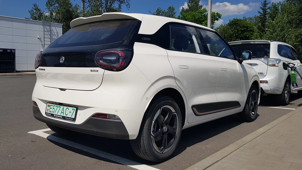 Dongfeng Box сбоку сзади в Беларуси электромобиль