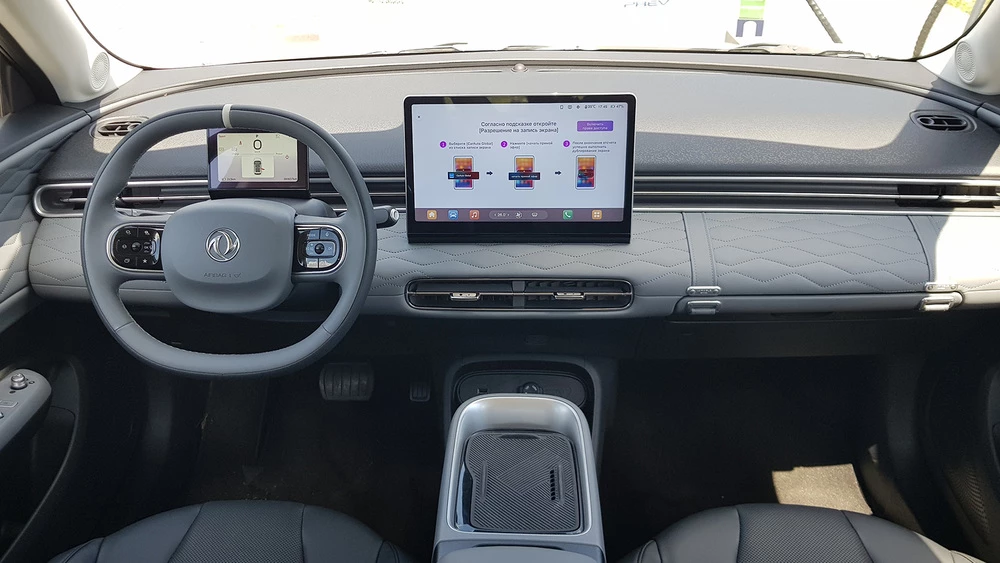 Dongfeng Box в Беларуси электромобиль салон интерьер первый ряд