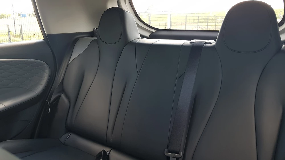 Dongfeng Box в Беларуси электромобиль салон интерьер второй ряд сиденья