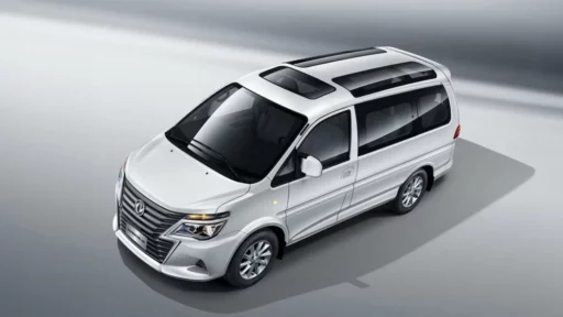 Микроавтобус Dongfeng M5 сбоку спереди сверху