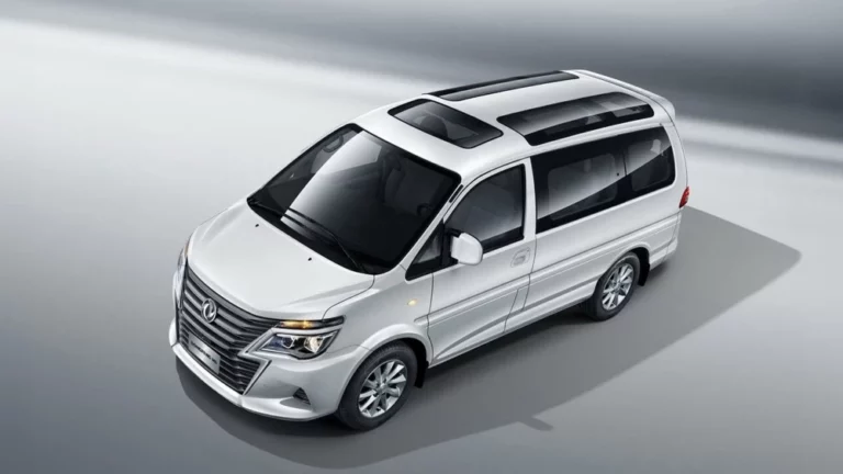 Микроавтобус Dongfeng M5 сбоку спереди сверху