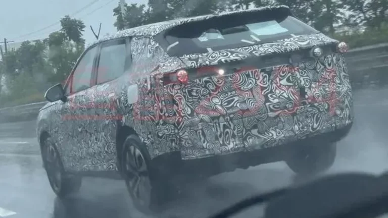 Тестовый кроссовер Omoda C7 сбоку сзади