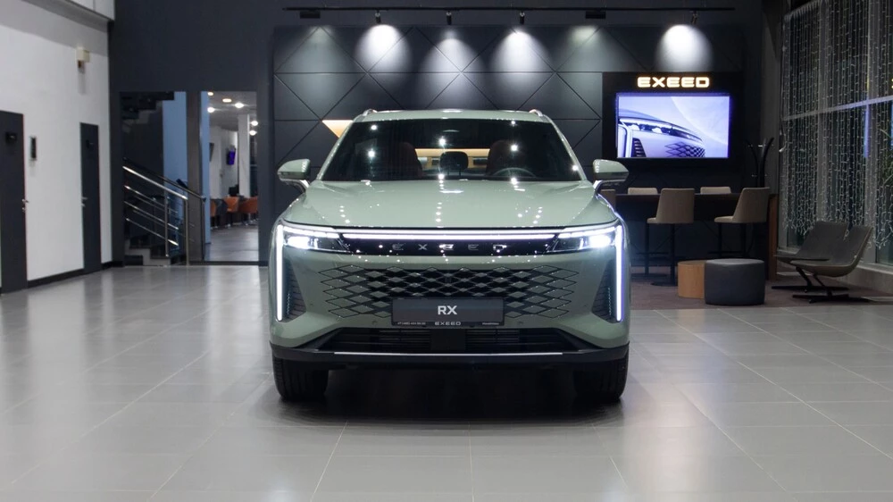Exeed RX Измайлово у дилера в автосалоне спереди