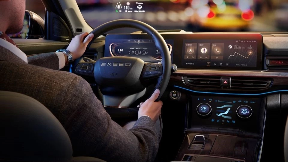 Haval анонсировал в РФ новый H9, Sollers представил пикап ST8, Exeed улучшил VX. Все новинки недели Новый кроссовер Exeed VX салон интерьер мультимедиа медиасистема