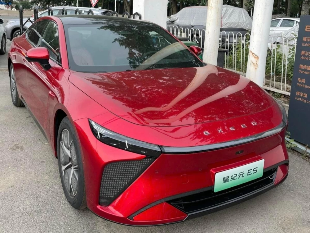 exlantix es электрический седан обновлённый 2025 красный сбоку спереди
