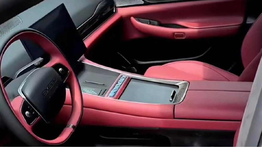 салон обновлённый электрический седан exlantix es красный чёрный