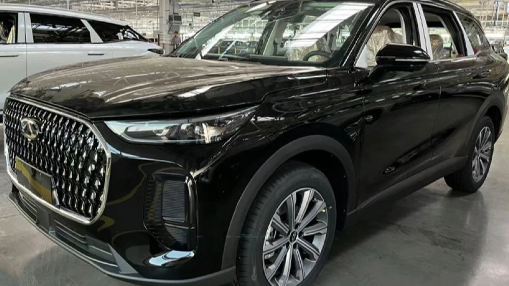 кроссовер Chery Tiggo 8L спереди сбоку в Китае