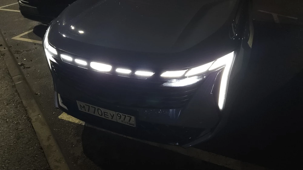 Geely Atlas с полным приводом AWD тест спереди светится светодиодная полоса