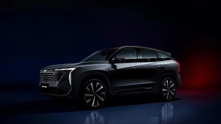 Кроссовер Geely Atlas сбоку спереди в Казахстане