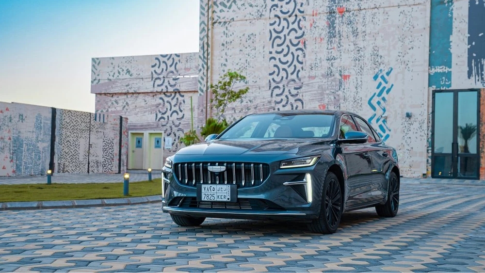 geely preface сбоку спереди серый